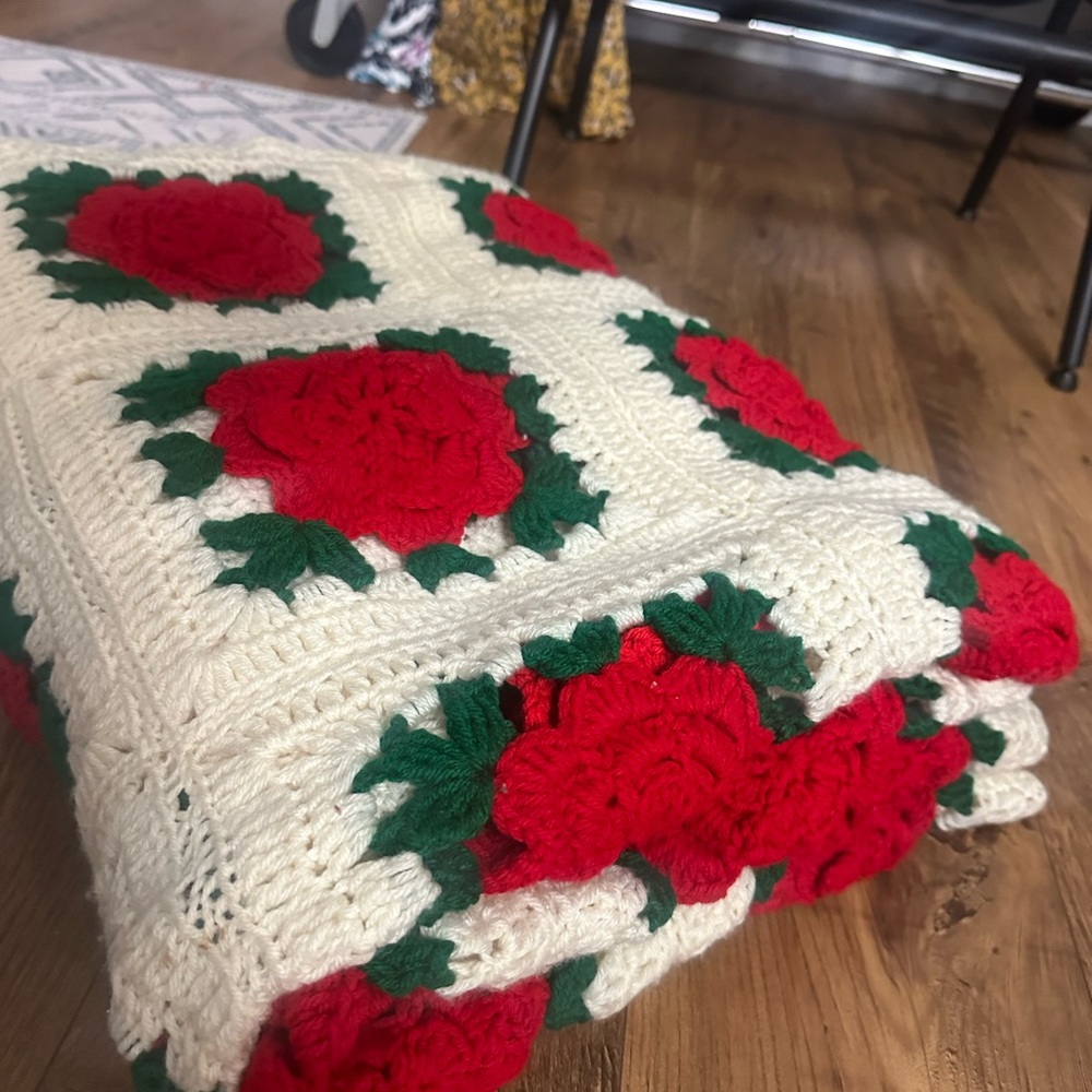Crochet Blanket with Red Roses - Picture 2 of 2